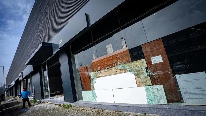 Carro é roubado em stand para assaltar farmácia e tabacaria