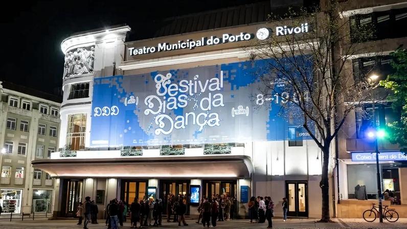 Mulher deitada junto ao respirador de um ar condicionado em Nova Deli