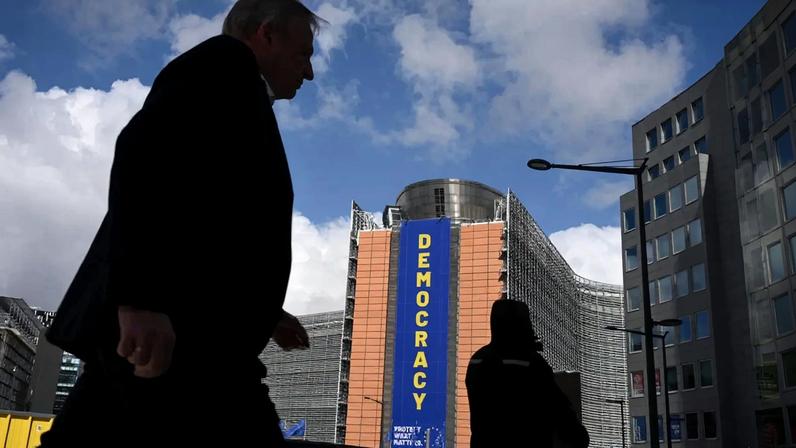 Hungria e Eslováquia aprovam empréstimo de 90 mil milhões a Kiev