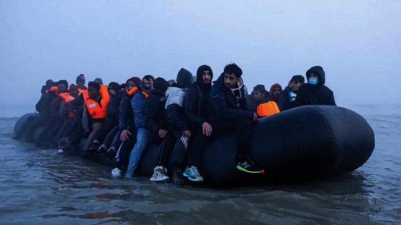 França e Reino Unido renovam acordo para conter travessias no Canal da Mancha