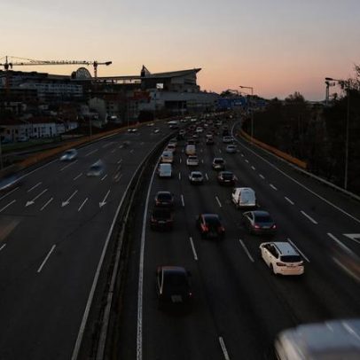 Pai e filho que agrediram condutor com martelo ficam em prisão domiciliária