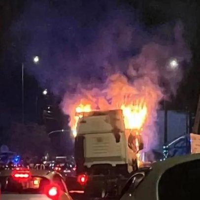 Camião despista-se e arde após colidir com cinco carros em Barcelos