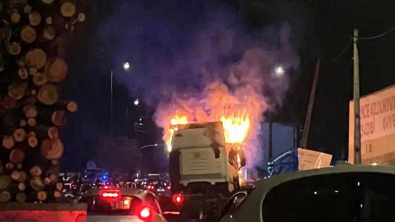 Camião despista-se e arde após colidir com cinco carros em Barcelos