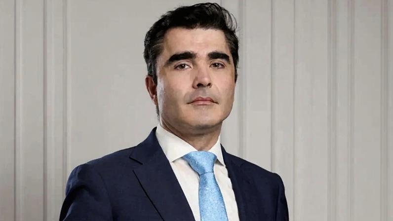 Paulo Abreu dos Santos é licenciado em Direito e desenvolveu atividade profissional como advogado e parecerista