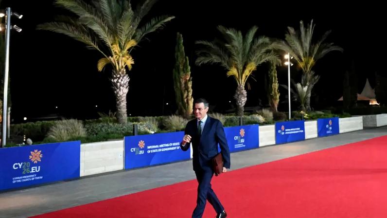 Pedro Sánchez na chegada ao Conselho Europeu que decorre no Chipre