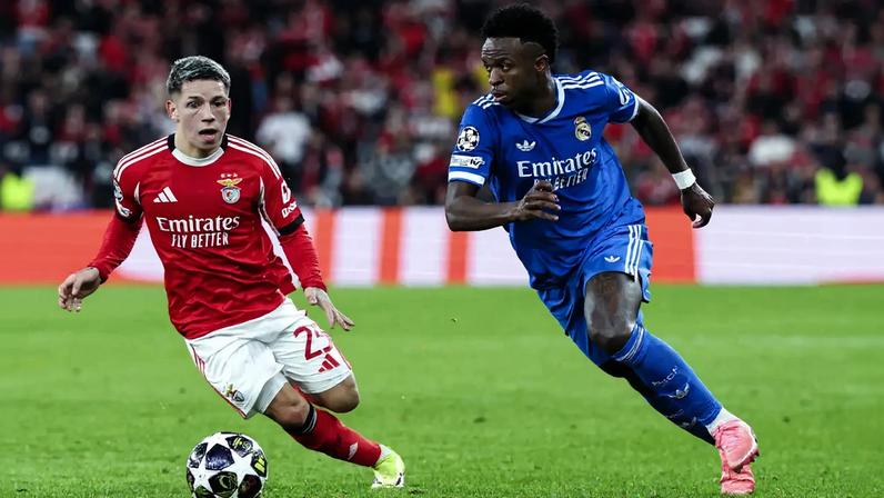 Prestianni e Vinícius Júnior em disputa no jogo da primeira mão na Luz, quando o polémico caso aconteceu