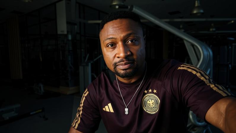 Ex-futebolista Michael Eneramo morre durante jogo na Nigéria