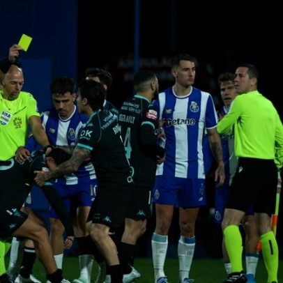 Arbitragem do duelo Estoril-Porto recebe nota insatisfeita