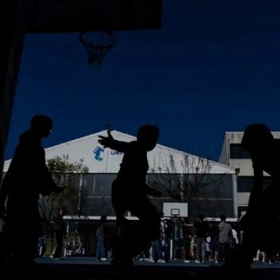 Anúncio sobre proibição de telemóveis em mais escolas durante as férias