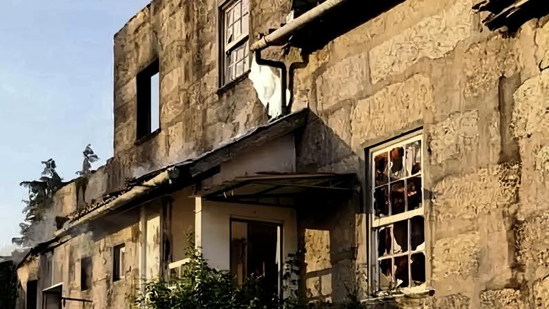 Casas do antigo bairro atingidas pelo fogo na Vila das Aves