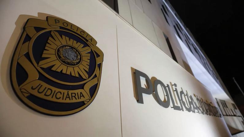 Ataques no Afeganistão atingem universidade, causando dezenas de vítimas