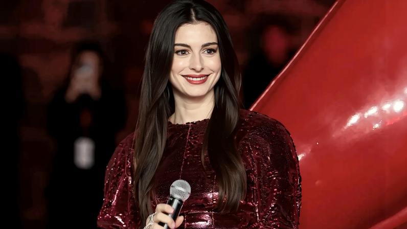 Anne Hathaway revela nova relação com o espelho aos 43 anos
