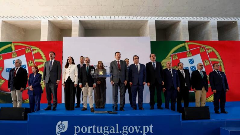 O primeiro-ministro admitiu que esta medida terá grande impacto na "organização cívica, social, económica"