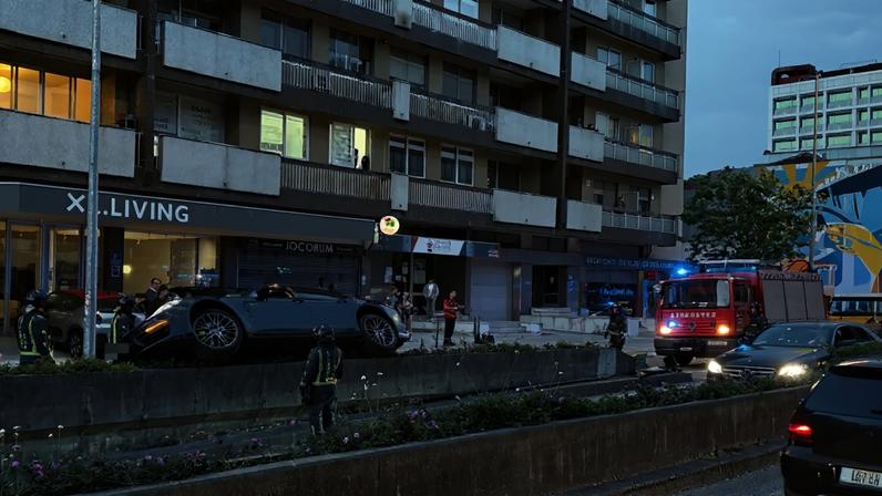 Porsche ficou com duas roda no ar