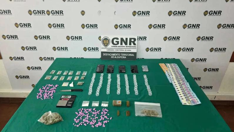 GNR deteve três suspeitos de tráfico e apreendeu droga e dinheiro, em Albufeira