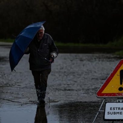 Conflito no Irão e mau tempo atrasam o país