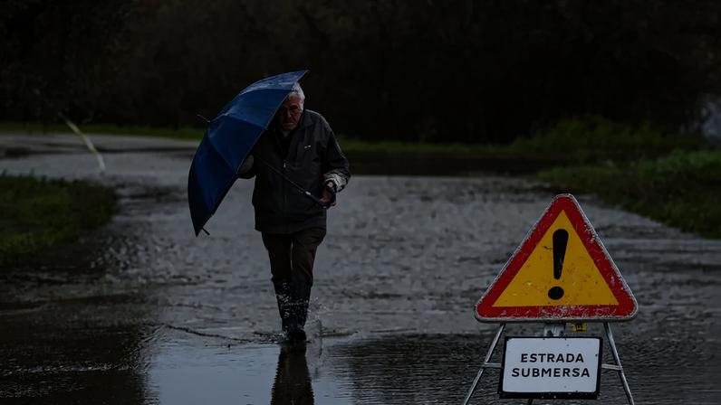 Conflito no Irão e mau tempo atrasam o país