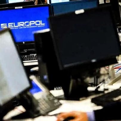 Enterro em Aveiro causa cortes de estrada e desvios de autocarros