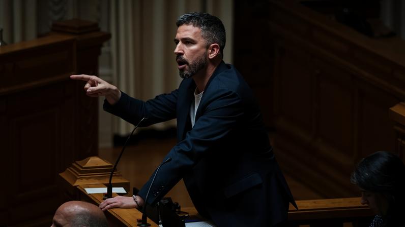 Montenegro alinha PS com Chega em debate após PTRR