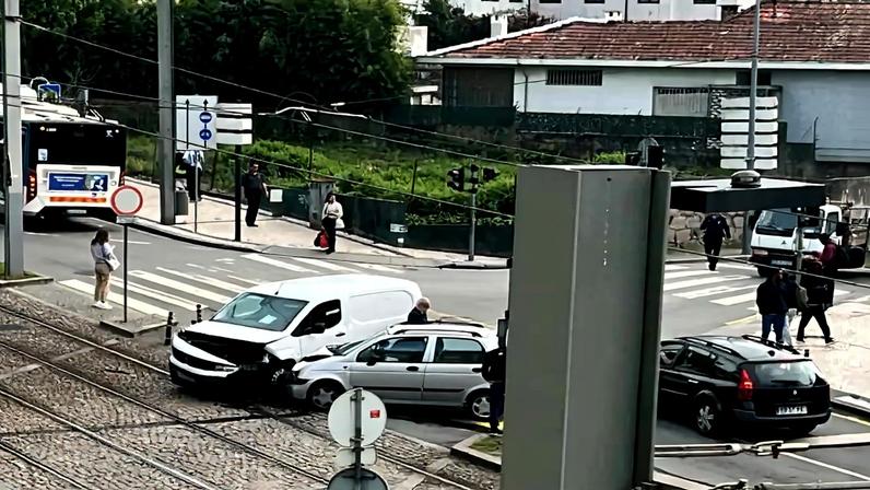 Colisão entre dois carros condiciona linha de metro em Gaia