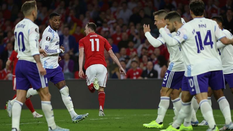 Chris Wood festeja o único golo da primeira mão