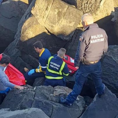 Dois pescadores ficam feridos após quedas em praias