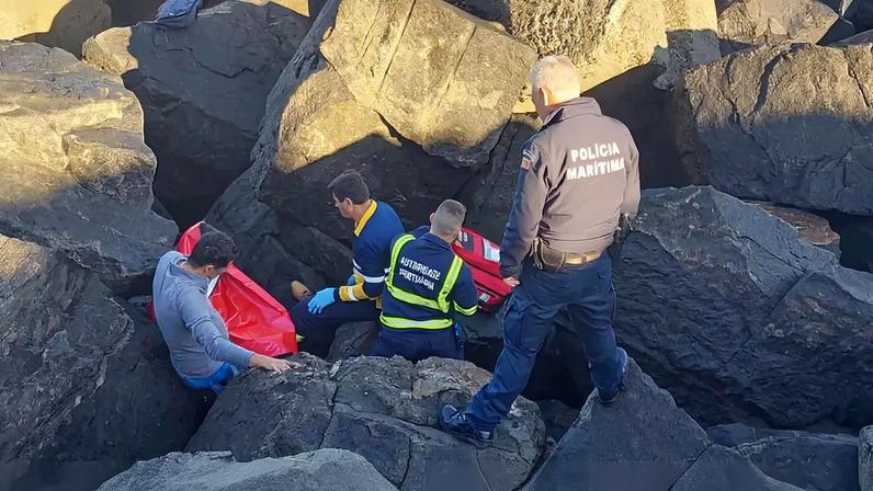 Dois pescadores ficam feridos após quedas em praias