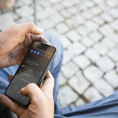 Sexagenário detido por 36 mil imagens de pornografia infantil em dois telemóveis