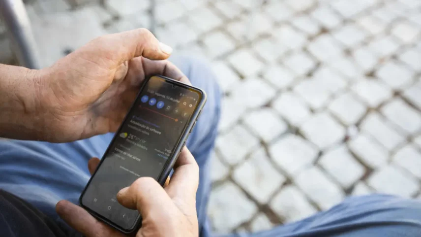 Sexagenário detido por 36 mil imagens de pornografia infantil em dois telemóveis