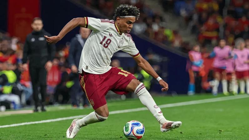 Mural Perspéntico, na Rua Afonso Martins Alho, do artista galego Liqen