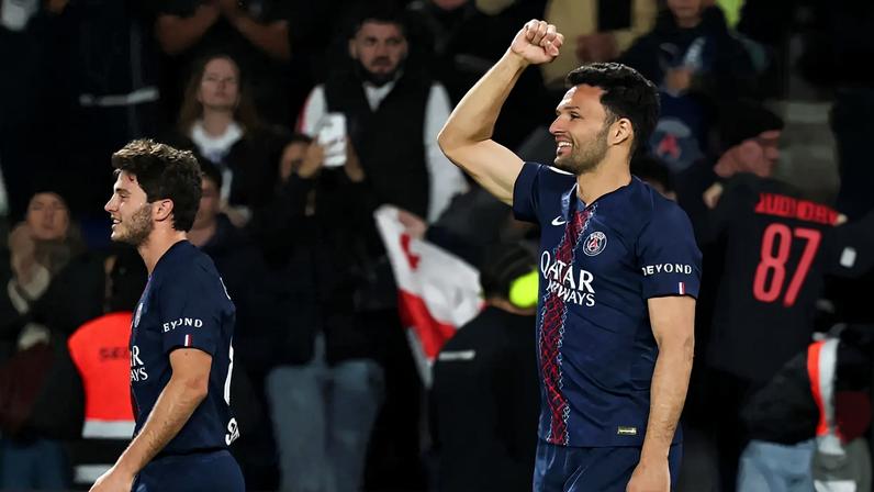 Gonçalo Ramos (na imagem, à direita) foi assistido por Nuno Mendes para marcar