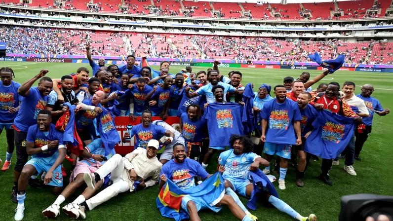 Comitiva do Congo celebra o apuramento em Guadalajara, após a vitória sobre a Jamaica no play-off