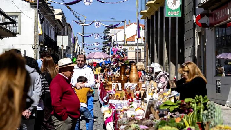 Vila Praia de Âncora reúne multidão numa mesa de Páscoa de 260 metros