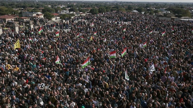Milhares protestam contra racismo em apoio a autarca francês comparado a macaco
