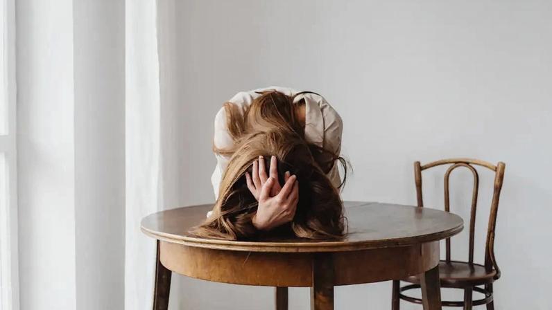 Exausta? Cinco estratégias para evitar o desespero até às férias