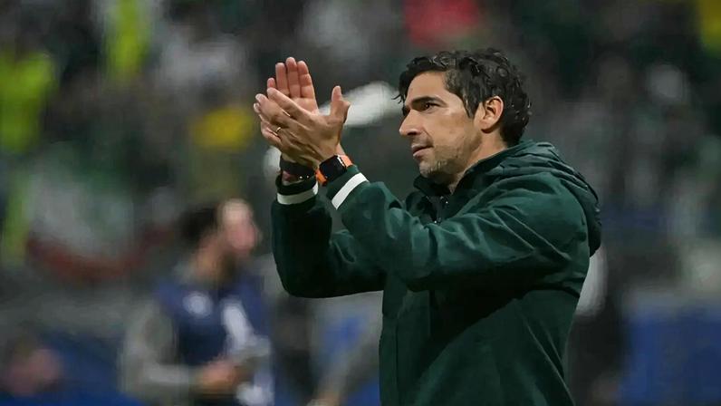 Técnico português lidera o campeonato com uma margem de cinco pontos para a perseguição