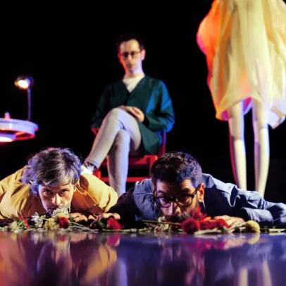 Distância mais curta entre três pessoas, segundo Birds Are Indie