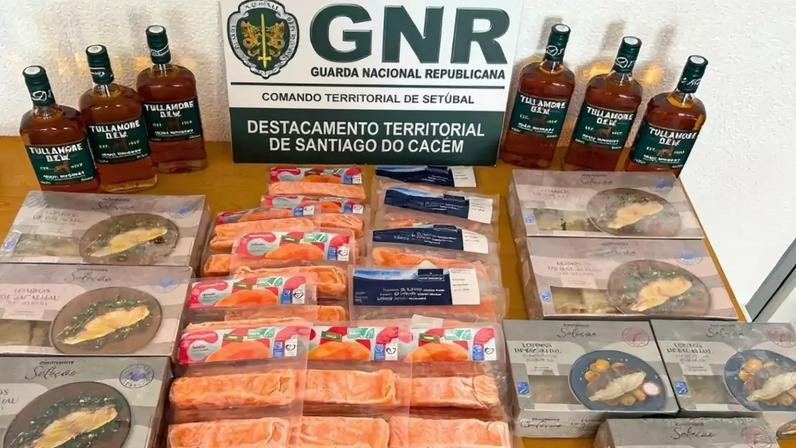 GNR deteve uma mulher e apreendeu bens alimentares, que haviam sido furtados num supermercado