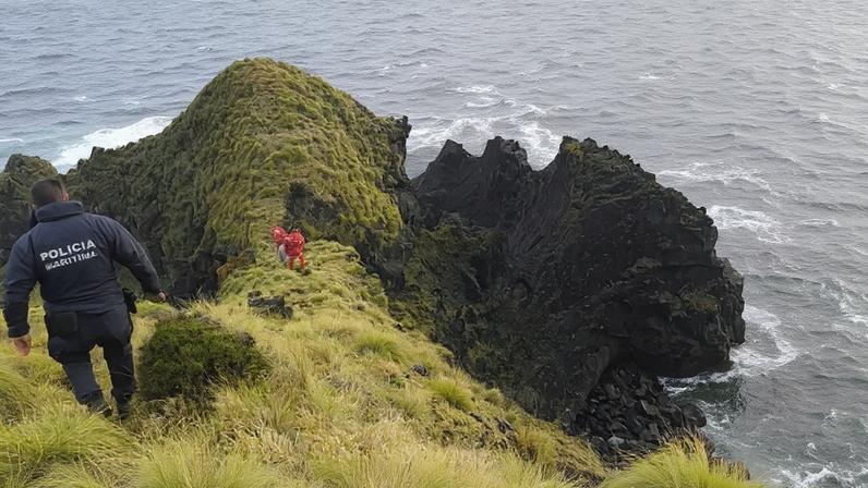 O corpo foi encontrado numa arriba na zona da Lomba do Carvalho, em Ponta Delgada
