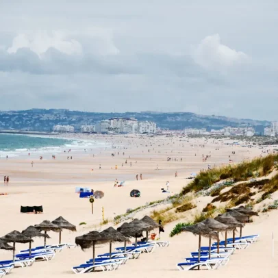 Reposição de areia fecha acesso a praias na Costa da Caparica