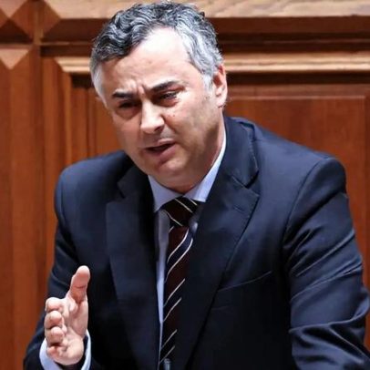 Ministro reage a críticas sobre Saramago; alternativa também militante do PCP