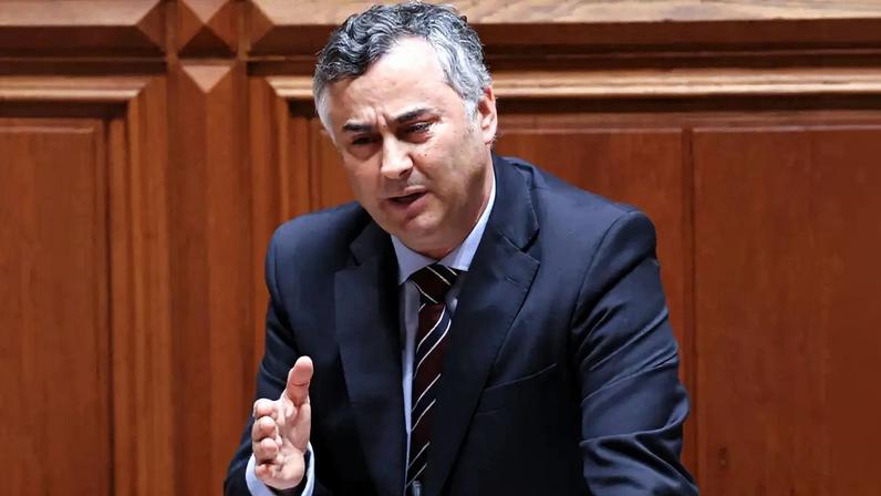 Ministro Fernando Alexandre no parlamento