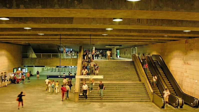 Reinaldo Teixeira, presidente da Liga Portugal, ao lado da Taça da Liga