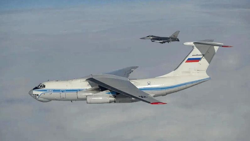 F-16 acompanha aparelho russo no Báltico