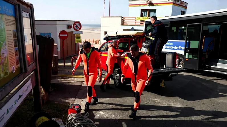 Quatro migrantes morrem ao tentar atravessar o Canal da Mancha num táxi aquático