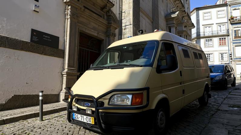 Acusado de atirar em rival em barbearia no Porto diz que queria assustar