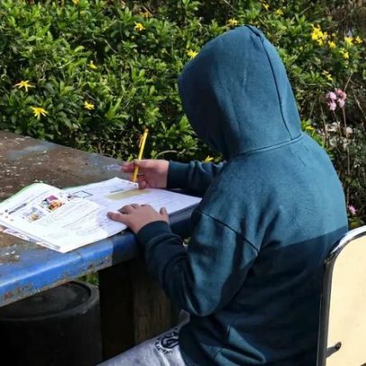 Portugueses com menos amigos, jovens e pobres são os que convivem menos