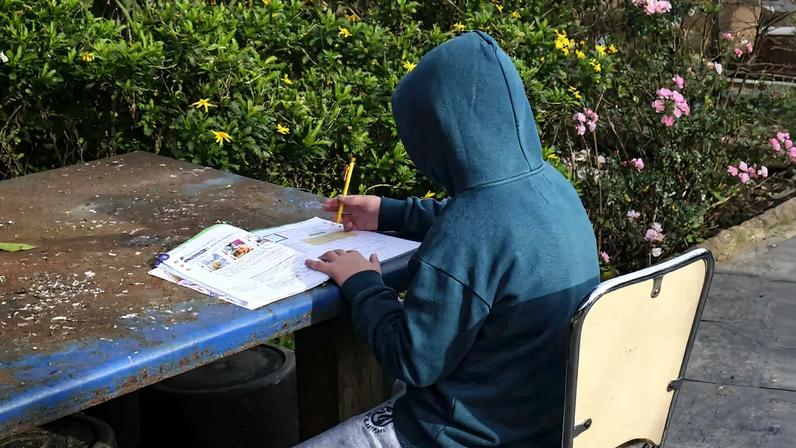 Portugueses com menos amigos, jovens e pobres são os que convivem menos