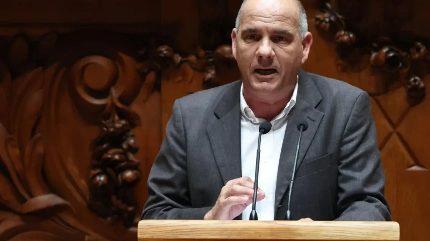 Paulo Raimundo acusa governo de transformar a vida da juventude num inferno