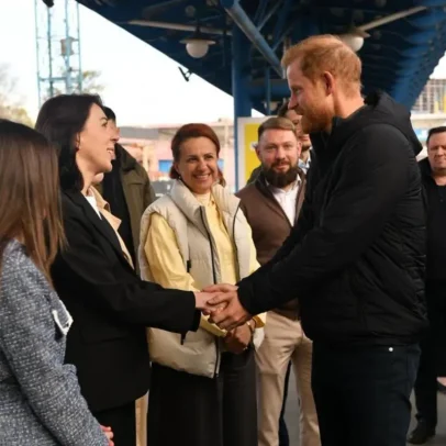 Príncipe Harry visita Kiev em surpresa